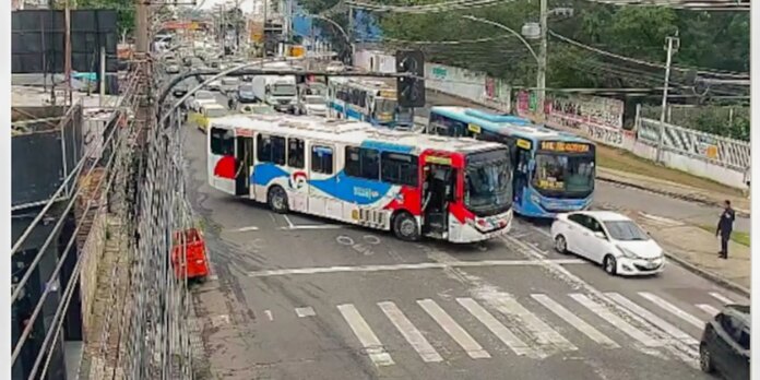 criminosos-usam-onibus-para-barricadas-contra-operacao-policial-no-rio
