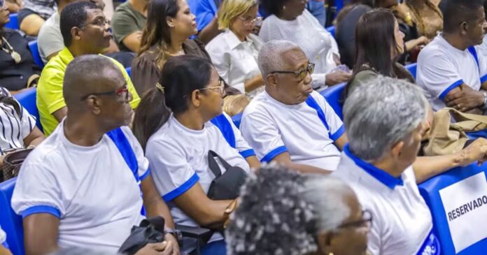 quase-10-mil-estudantes-do-eja-receberao-bolsa-de-presenca-de-r$-100-desde-setembro;-confira-criterios