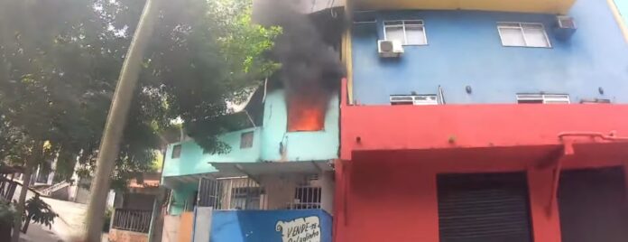 fogo-atinge-residencia-na-avenida-garibaldi,-em-salvador;-bombeiros-trabalham-no-combate-as-chamas-e-nao-ha-feridos