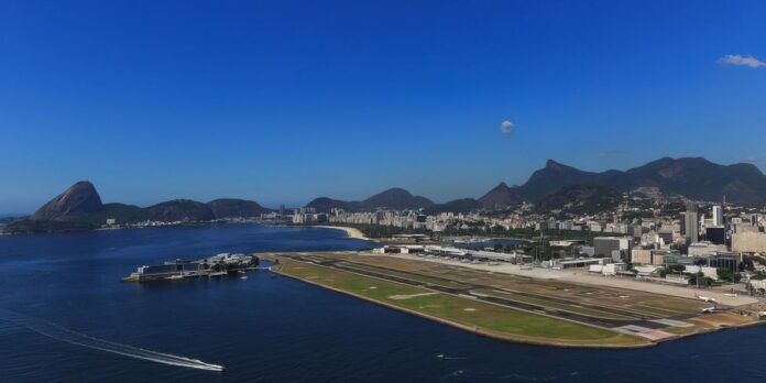 incidente-no-santos-dumont:-aviao-derrapa-e-voos-sao-cancelados