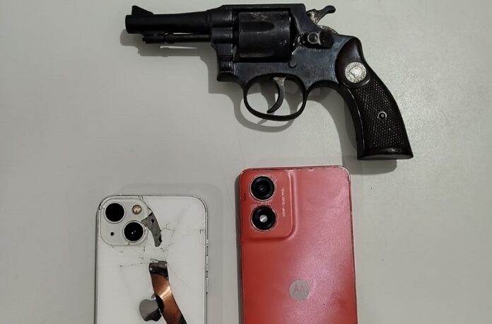 policia-apreende-dois-adolescentes-com-arma-de-fogo-no-distrito-de-posto-da-mata,-nova-vicosa