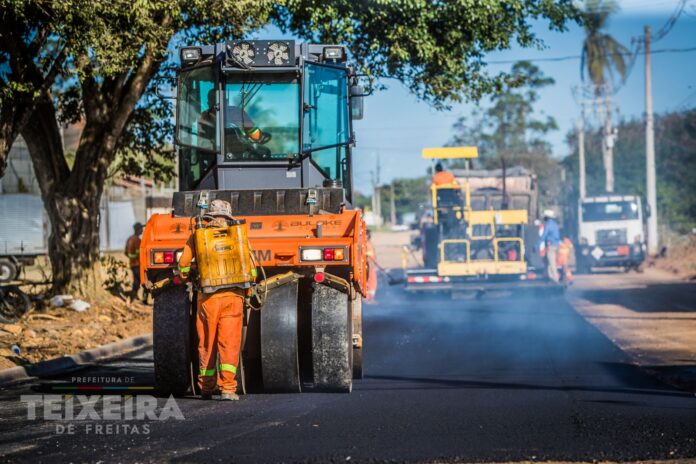 prefeitura-de-teixeira-de-freitas-pavimenta-ruas-do-monte-castelo,-melhorando-a-circulacao-no-bairro-–-bahia