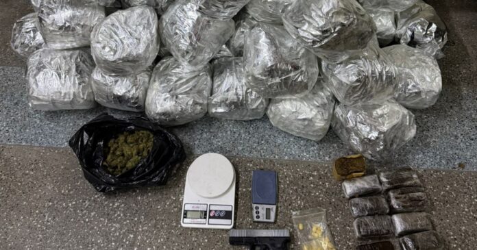 policia-apreende-mais-de-40-kg-de-drogas-e-arma-falsa-em-lauro-de-freitas