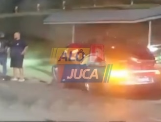 salvador:-frente-do-porsche-fica-destruida-apos-colisao-na-avenida-paralela