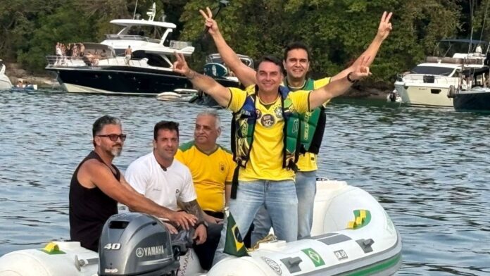 barco-colide-durante-barqueata-pro-flavio-bolsonaro-em-angra-dos-reis