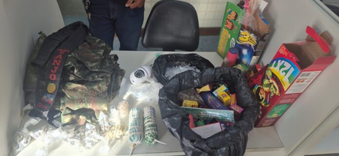 pm-ba-localiza-drogas,-municoes-e-roupas-camufladas-no-lobato,-salvador