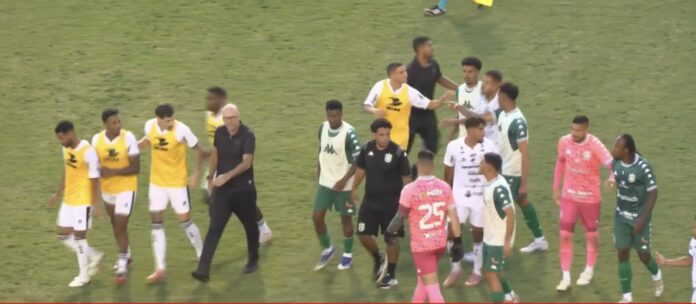ex-palmeiras-e-expulso-e-agride-adversarios-em-confusao-na-serie-d