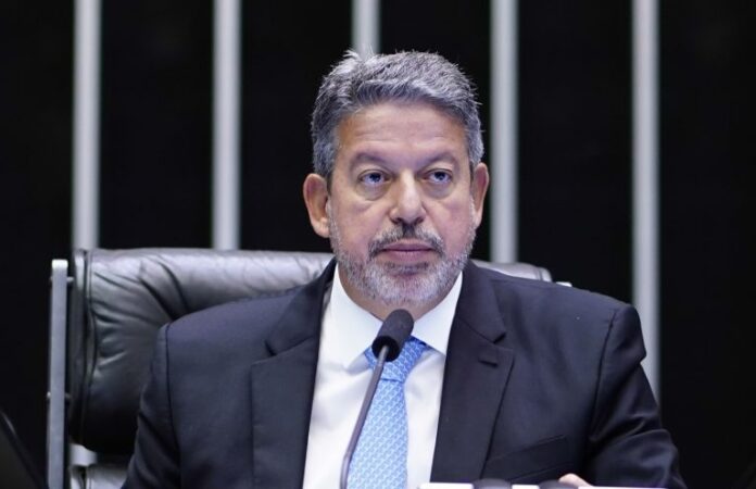lira-nao-confirma-apoio-a-presidenciavel;-flavio-bolsonaro-apoia-lira-no-senado