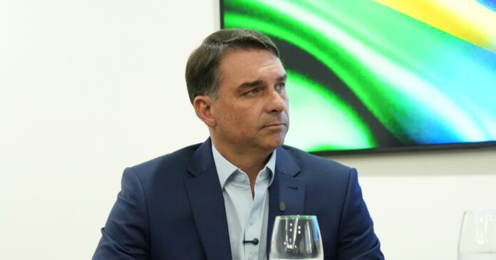 flavio-bolsonaro-acusa-toffoli-de-censura-apos-suspensao-de-campanha-de-renan-santos
