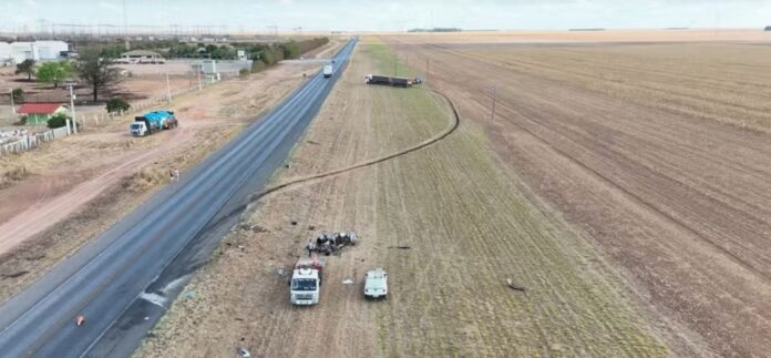 carro-bate-de-frente-com-carreta-e-mata-tres-no-extremo-oeste-da-bahia
