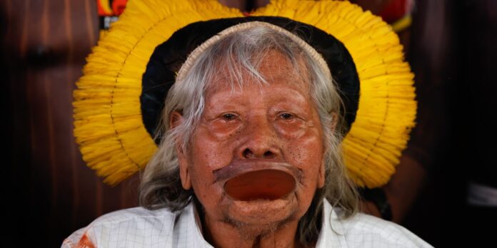 raoni,-o-cacique-de-94-anos,-recebe-cuidados-paliativos-em-mato-grosso