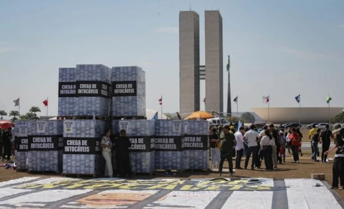 zema-comanda-manifestacao-em-brasilia-enquanto-circulam-imagens-de-montanhas-de-dinheiro-e-de-alexandre-de-moraes-preso