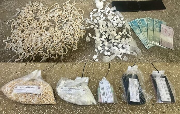 trio-e-preso-com-1.000-pedras-de-crack-e-120-papelotes-de-cocaina-em-itamaraju