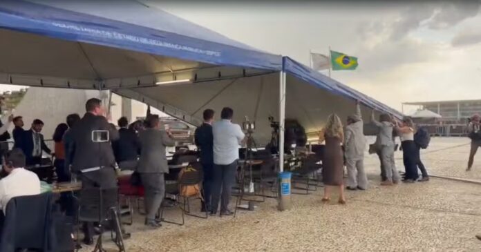 video-registra-quedas-de-tendas-com-ventania-durante-sessao-no-stf