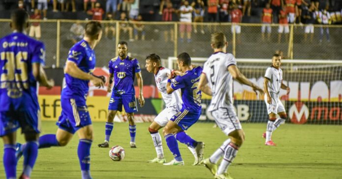 gol-contra-de-atacante-da-selecao-marca-a-unica-vitoria-do-flamengo-sobre-o-cruzeiro-no-barradao-em-20-anos