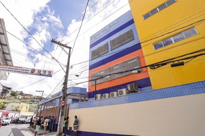 prefeitura-entrega-duas-escolas-reconstruidas-na-fazenda-grande-do-retiro,-em-salvador,-com-investimento-de-r$-21,7-milhoes