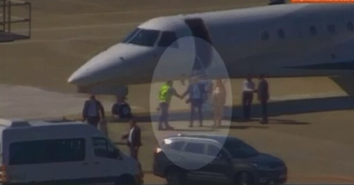 video-mostra-ministro-e-esposa-desembarcando-de-jatinho-de-vorcaro,-desmentindo-alexandre-de-moraes
