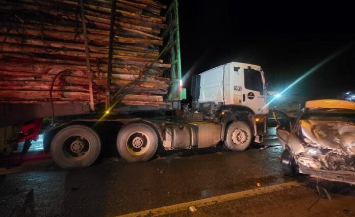 condutor-invade-contramao-e-colide-com-carreta-na-br-418,-deixa-vitima-em-estado-grave-em-nova-vicosa
