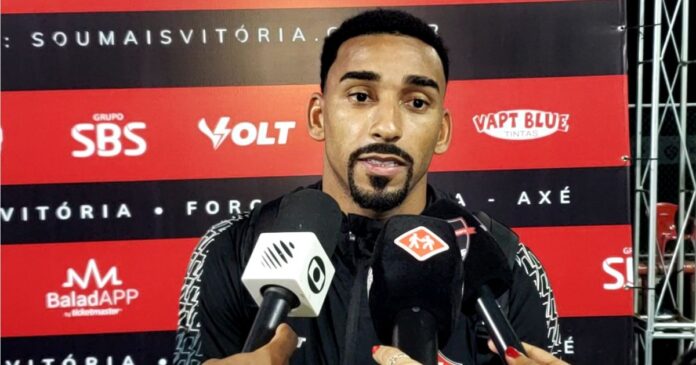 apos-suspeita-de-lesao,-matheus-silva-deixa-jogo-do-vitoria-e-aponta-falta-de-concentracao:-“a-mil”