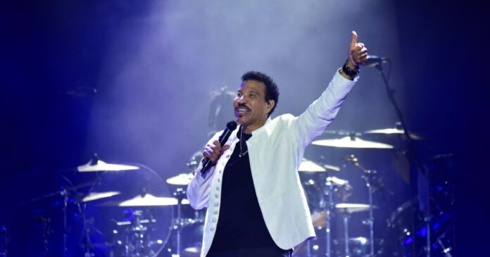 lionel-richie-e-internado-na-uti-apos-susto-durante-apresentacao
