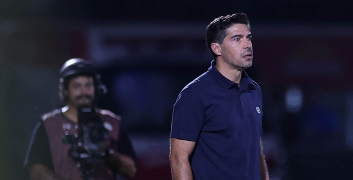 stjd-denuncia-abel-ferreira-por-chute-em-microfone-durante-palmeiras-x-mirassol