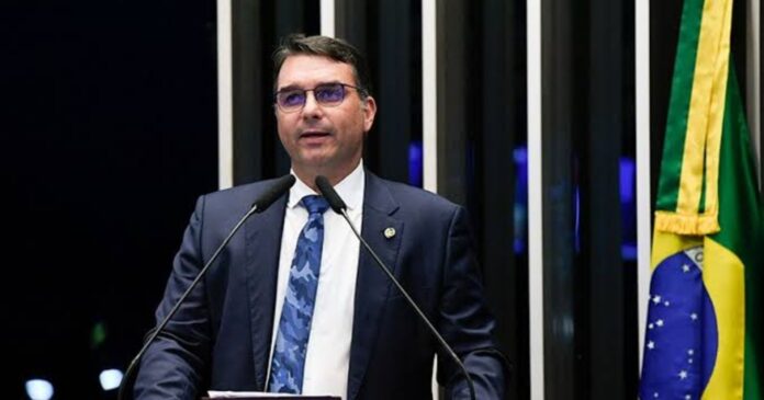 flavio-bolsonaro-defende-a-renuncia-de-alexandre-de-moraes-apos-revelacao-de-mensagens-envolvendo-banqueiro