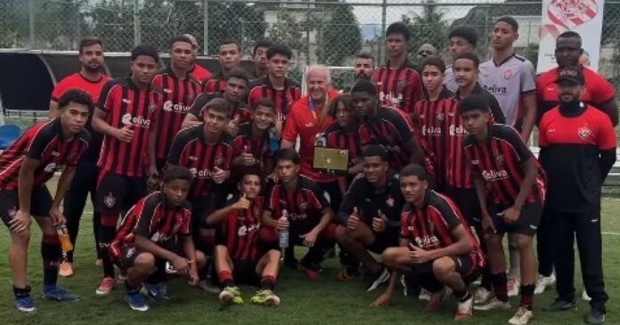 video-mostra-zico-homenageando-jogadores-do-vitoria-sub-15-apos-torneio