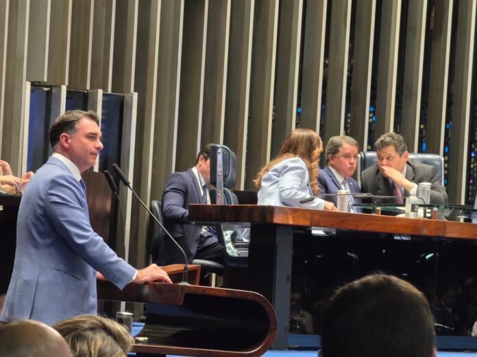 flavio-bolsonaro-pede-ao-senado-abrir-impeachment-contra-moraes