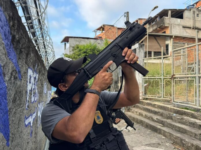 operacao-prende-seis-suspeitos-em-extorsao-e-trafico-no-farol-da-barra,-salvador