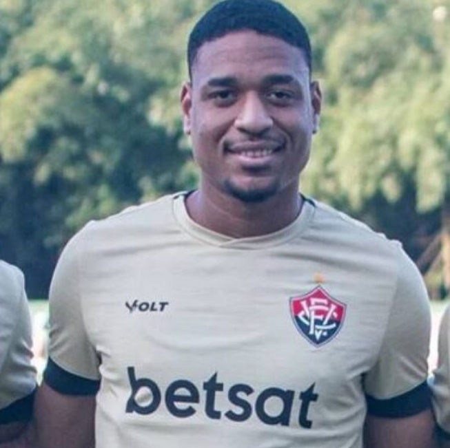 vitoria-encerra-vinculo-com-lawan,-atacante-emprestado-ao-botafogo-pb