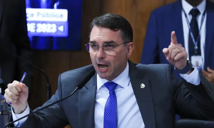flavio-bolsonaro-viajou-dos-eua-para-o-brasil-em-2025-em-jato-ligado-a-vorcaro