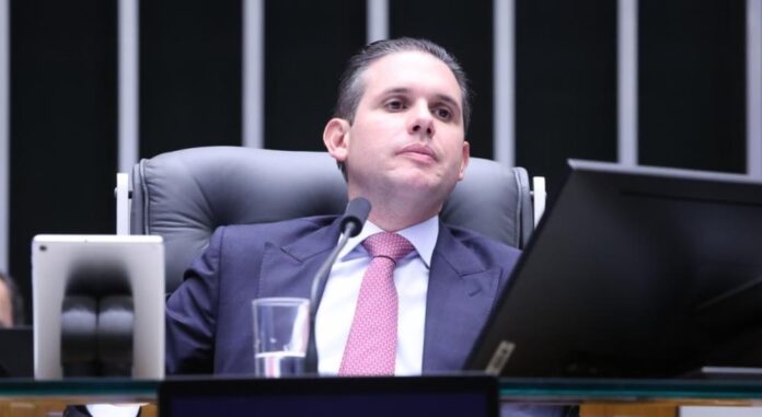 votacao-da-mp-que-revoga-a-‘taxa-das-blusinhas’-e-adiada-por-hugo-motta-para-o-ultimo-dia-do-esforco-concentrado