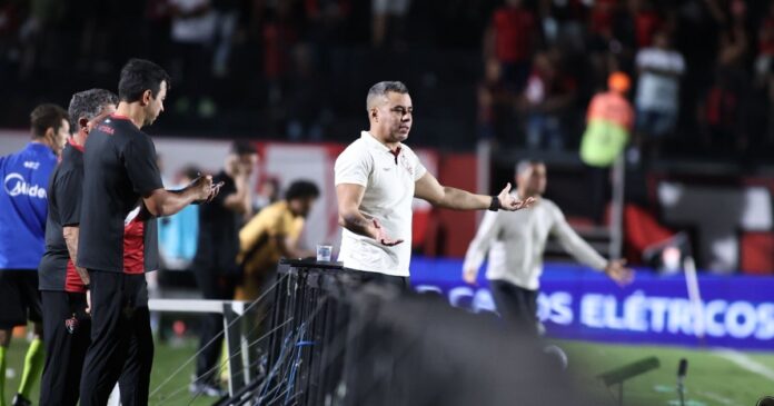 quarta-derrota:-ventura-diz-que-ficar-no-vitoria-depende-de-fabio-mota