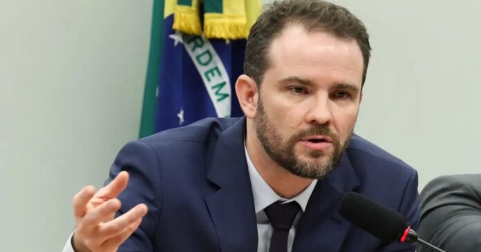 ministro-da-fazenda-afirma-que-filme-sobre-bolsonaro-recebeu-verba-do-crime-organizado