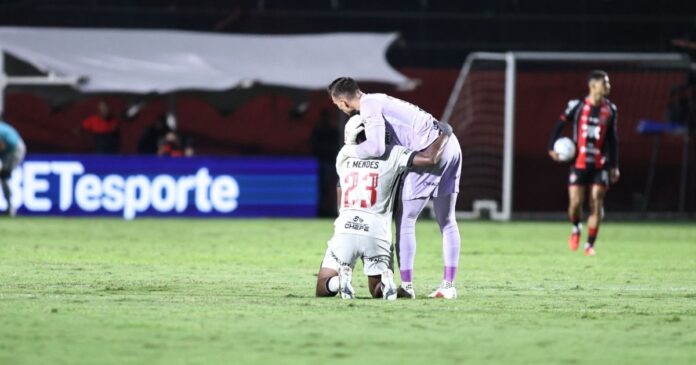 vasco-elimina-vitoria-e-avanca-a-3a-semifinal-consecutiva-da-copa-do-brasil
