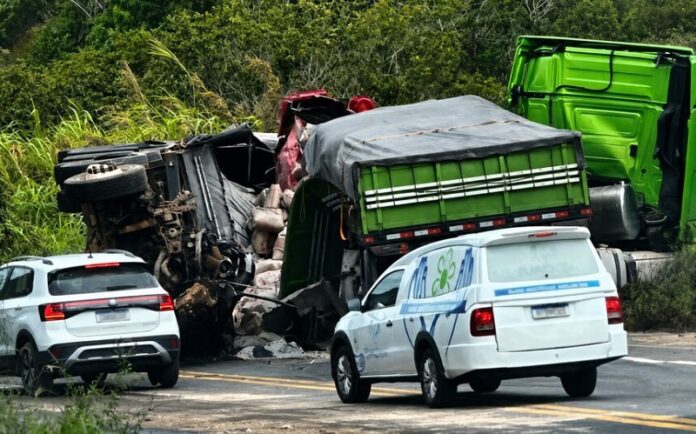 carretas-na-br-101,-em-itabela:-caminhoneiro-morre-e-outro-fica-ferido