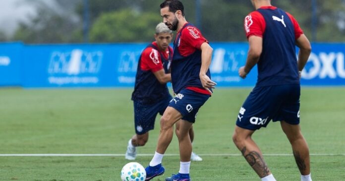bahia-faz-treino-tatico-sob-chuva-no-ct-com-everton-ribeiro-treinando