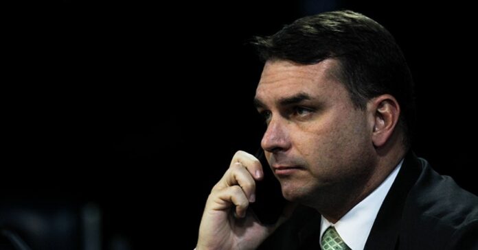 flavio-bolsonaro-critica-lula-e-cita-o-apelido-‘pai-do-tigrinho’