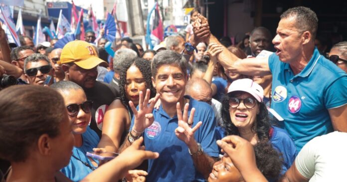 acm-neto-mobiliza-apoiadores-em-caminhada-pelas-ruas-e-feira-de-valenca
