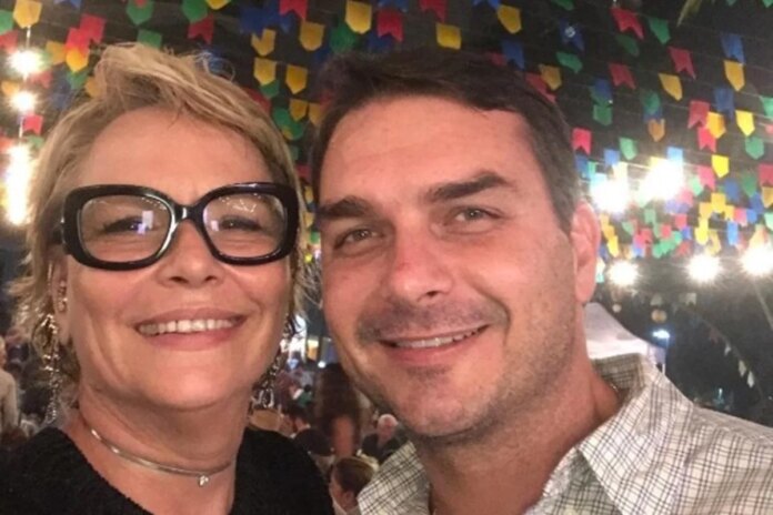 ex-mulher-de-jair-bolsonaro,-mae-de-flavio,-recebe-r$-1-milhao-do-pl