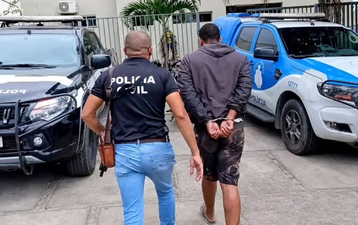 jovem-e-preso-apos-empinar-moto-em-eunapolis-com-48-porcoes-de-maconha,-cocaina-e-crack