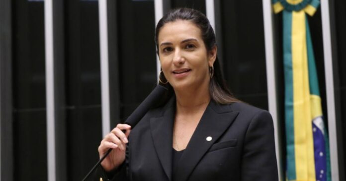 deputada-roberta-roma-recebe-atendimento-apos-dor-no-peito-em-campanha
