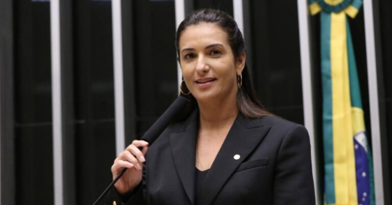 deputada-roberta-roma-recebe-atendimento-apos-dor-no-peito-em-campanha