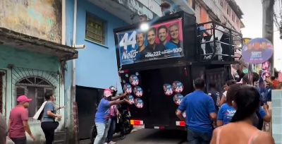 apoiadores-seguram-trio-que-descia-ladeira-em-salvador-com-acm-neto