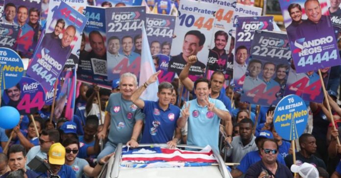acm-neto-faz-homenagem-ao-avo-em-caminhada-pela-cidade-baixa-e-afirma-que-legado-guiara-sua-gestao