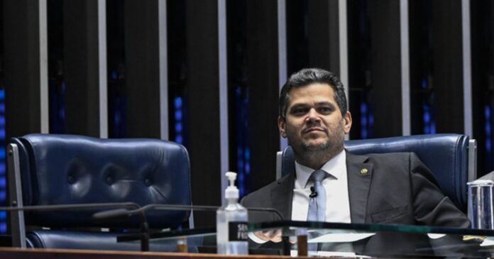 alcolumbre-ve-impeachment-de-mendonca-se-a-pressao-sobre-moraes-subir