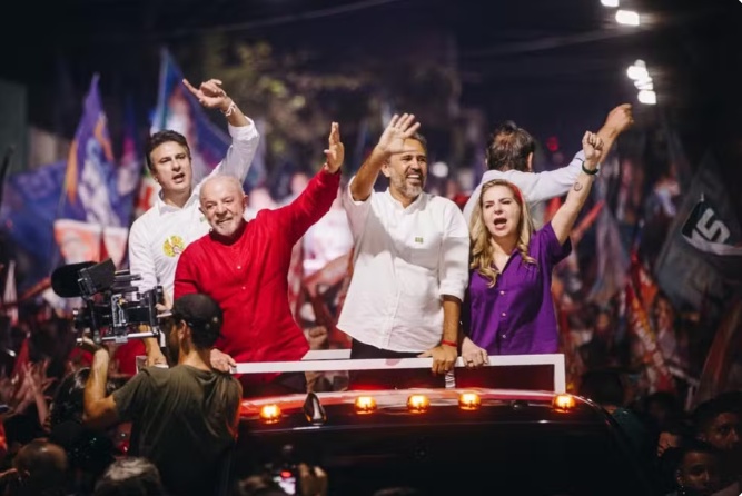 video:-janja-interrompe-lula-durante-abraco-com-eleitora-em-comicio-no-ceara