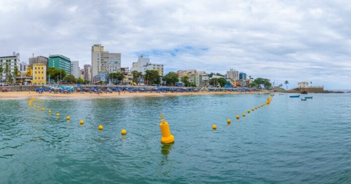 porto-da-barra-recebe-boias-de-protecao-para-banhistas,-em-acao-da-prefeitura-de-salvador