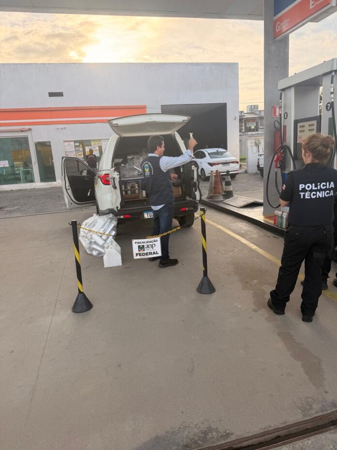 operacao-prende-dois-suspeitos-e-interdita-posto-de-gasolina-por-irregularidades-na-venda-de-combustiveis-em-feira