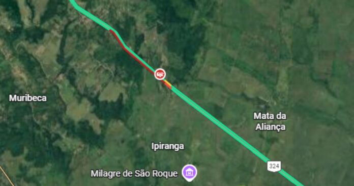 caminhao-tomba-na-br-324,-em-amelia-rodrigues;-carga-cai-sobre-a-via-e-provoca-engavetamento-com-feridos